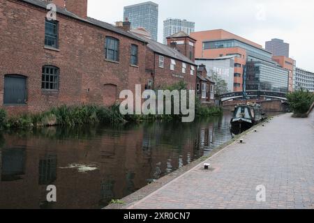 Veduta del gas Street Basin di Birmingham, una rete di canali del 1773 costruita per uso industriale, a Birmingham, 7 agosto 2024, Regno Unito Foto Stock