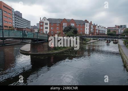 Veduta del gas Street Basin di Birmingham, una rete di canali del 1773 costruita per uso industriale, a Birmingham, 7 agosto 2024, Regno Unito Foto Stock