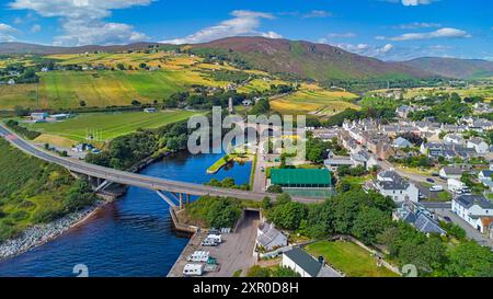 Helmsdale Sutherland Scotland il villaggio ospita e il ponte stradale A9 sul fiume Helmsdale Foto Stock