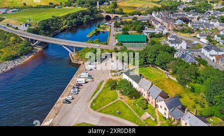 Helmsdale Sutherland, Scozia, vista delle case del villaggio e del ponte stradale A9 sul fiume Helmsdale in estate Foto Stock