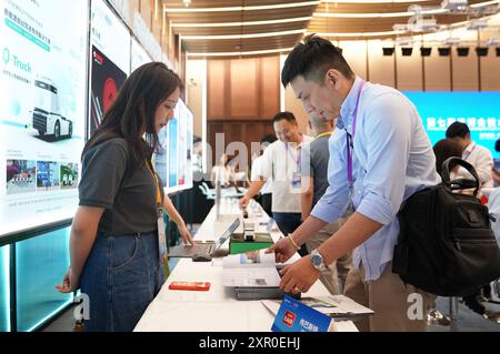 Shanghai. 8 agosto 2024. Un espositore (L) presenta i prodotti a un acquirente durante un incontro pre-expo tra domanda e offerta per l'Intelligent Industry & Information Technology Exhibition area e l'Automobile Exhibition area della 7a China International Import Expo (CIIE) presso il National Exhibition and Convention Center (Shanghai) nella parte orientale di Shanghai, 8 agosto 2024. Il 7° CIIE si terrà dal 5 al 10 novembre. Crediti: Chen Haoming/Xinhua/Alamy Live News Foto Stock