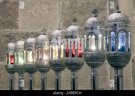 Zamora, Spagna, 29 marzo 2024: Illuminated Elegance: A Row of ornate Procession Lanterns Foto Stock