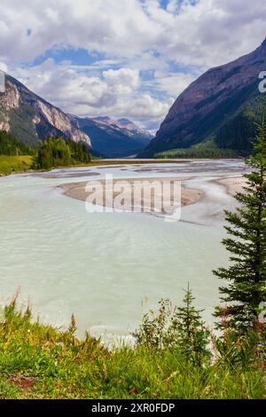 Paesaggio canadese. Il fiume Kicking Horse vicino al villaggio di Field. Parco nazionale di Yoho, Columbia Britannica, Canada. Foto Stock