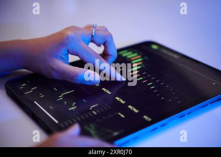 Interazione con i dati finanziari su un dispositivo tablet Foto Stock