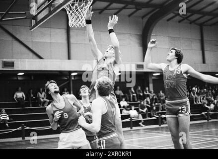 Partita di basket, Whizgle Dutch News: Immagini storiche pensate per il futuro. Esplora il passato dei Paesi Bassi con prospettive moderne attraverso le immagini delle agenzie olandesi. Colmare gli eventi di ieri con gli approfondimenti di domani. Intraprendi un viaggio senza tempo con storie che plasmano il nostro futuro. Foto Stock