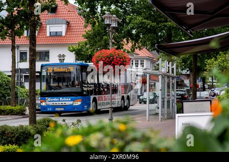 Bad Zwischenahn, Germania. 7 agosto 2024. Un autobus con destinazione Oldenburg attraversa il centro di Bad Zwischenahn. La città termale si trova sulla Zwischenahner Meer nel quartiere di Ammerland. Crediti: Hauke-Christian Dittrich/dpa/Alamy Live News Foto Stock