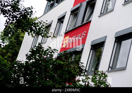 Bad Zwischenahn, Germania. 7 agosto 2024. L'iscrizione "Rathaus" e lo stemma del comune sono appesi al municipio sulla piazza del mercato. La città termale si trova sulla Zwischenahner Meer nel quartiere di Ammerland. Crediti: Hauke-Christian Dittrich/dpa/Alamy Live News Foto Stock