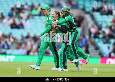 Tilly Corteen-Coleman del Southern Brave festeggia con i compagni di squadra dopo il licenziamento di Paige Scholfield degli ovali Invincibles durante la Hundred Match Oval Invincibles Women vs Southern Brave Women al Kia Oval, Londra, Regno Unito, 8 agosto 2024 (foto di Izzy Poles/News Images) Foto Stock