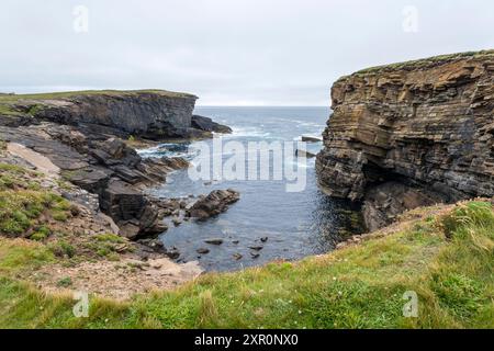 Una piccola baia e scogliere a Yesnaby, sulla costa occidentale delle Orcadi. Foto Stock