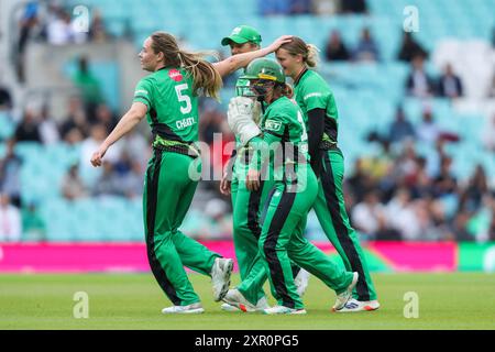 Londra, Regno Unito. 8 agosto 2024. Tilly Corteen-Coleman di Southern Brave festeggia con i compagni di squadra dopo il licenziamento di Paige Scholfield di Oval Invincibles durante la Hundred Match Oval Invincibles Women vs Southern Brave Women al Kia Oval, Londra, Regno Unito, 8 agosto 2024 (foto di Izzy Poles/News Images) a Londra, Regno Unito, 8/8/2024. (Foto di Izzy Poles/News Images/Sipa USA) credito: SIPA USA/Alamy Live News Foto Stock