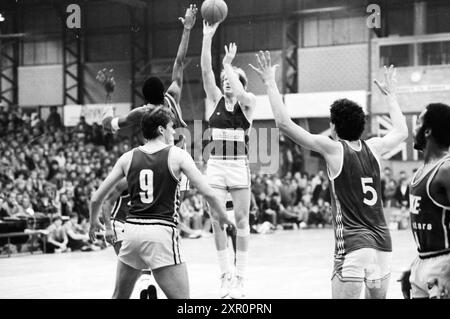 Partita di basket, Whizgle Dutch News: Immagini storiche pensate per il futuro. Esplora il passato dei Paesi Bassi con prospettive moderne attraverso le immagini delle agenzie olandesi. Colmare gli eventi di ieri con gli approfondimenti di domani. Intraprendi un viaggio senza tempo con storie che plasmano il nostro futuro. Foto Stock