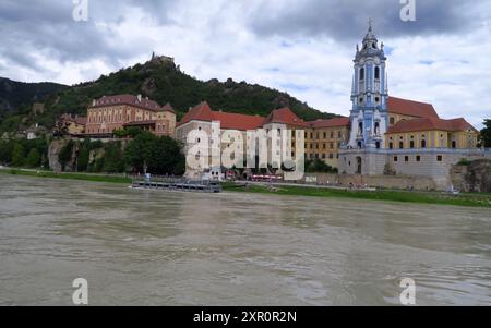 L'abbazia di Durnstein si trova sulle rive del Danubio mentre scorre attraverso la città austriaca di Durnstein Foto Stock