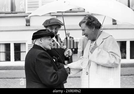 Sfilata di anziani provenienti da vari luoghi nei Paesi Bassi per la regina Giuliana al Palazzo Soestdijk., Baarn, 05-07-1960, Whizgle Dutch News: Immagini storiche su misura per il futuro. Esplora il passato dei Paesi Bassi con prospettive moderne attraverso le immagini delle agenzie olandesi. Colmare gli eventi di ieri con gli approfondimenti di domani. Intraprendi un viaggio senza tempo con storie che plasmano il nostro futuro. Foto Stock