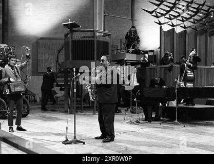 Il sassofonista americano Johnny Hodges con Duke Ellington che prova al pianoforte per un concerto per la ABC Television nella Cattedrale di Coventry . 24 febbraio 1966. FOTO DI DAVID BAGNALL Foto Stock