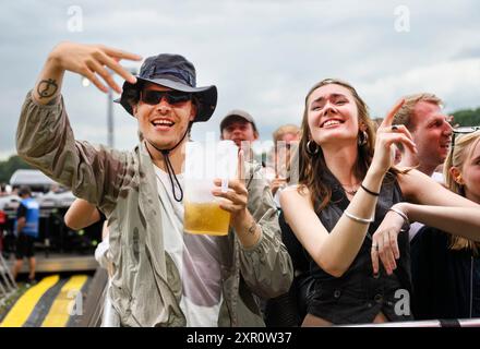 Copenaghen, Danimarca. 8 agosto 2024. Pubblico per il Kenya britannico Grace sul palco di Over Havet al festival musicale South of the Sun a Valbyparken giovedì 8 agosto 2024. (Foto: Torben Christensen/Scanpix 2024) credito: Ritzau/Alamy Live News Foto Stock