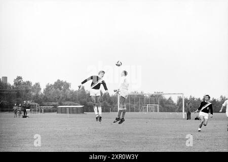OG - Bloemendaal, Voetbal VV Schoten, Onze Gezellen, Renova, 21-09-1969, Whizgle Dutch News: immagini storiche su misura per il futuro. Esplora il passato dei Paesi Bassi con prospettive moderne attraverso le immagini delle agenzie olandesi. Colmare gli eventi di ieri con gli approfondimenti di domani. Intraprendi un viaggio senza tempo con storie che plasmano il nostro futuro. Foto Stock