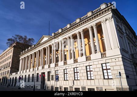 Facciata di un edificio storico con colonne corinzie a Poznan, Polonia Foto Stock