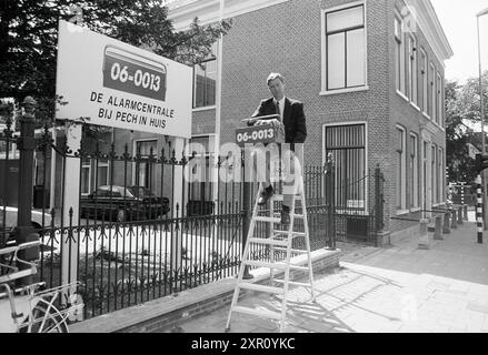 Direttore Tesselaar del 06-0013, centro di emergenza in caso di guasto, su una scala di fronte al suo edificio a Kennemerplein 2, Haarlem, Kennemerplein, Paesi Bassi, 17-05-1992, Whizgle Dutch News: immagini storiche su misura per il futuro. Esplora il passato dei Paesi Bassi con prospettive moderne attraverso le immagini delle agenzie olandesi. Colmare gli eventi di ieri con gli approfondimenti di domani. Intraprendi un viaggio senza tempo con storie che plasmano il nostro futuro. Foto Stock