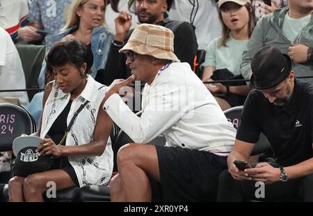 Parigi, Francia. 8 agosto 2024. L'ex tennista francese Yannick Noah guarda la partita Francia-Germania nella semifinale di basket maschile alle Olimpiadi di Parigi 2024 alla Bercy Arena di Parigi, Francia, giovedì 8 agosto 2024. Foto di Richard Ellis/UPI credito: UPI/Alamy Live News Foto Stock