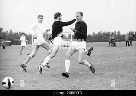 OG - Bloemendaal, Voetbal VV Schoten, Onze Gezellen, Renova, 21-09-1969, Whizgle Dutch News: immagini storiche su misura per il futuro. Esplora il passato dei Paesi Bassi con prospettive moderne attraverso le immagini delle agenzie olandesi. Colmare gli eventi di ieri con gli approfondimenti di domani. Intraprendi un viaggio senza tempo con storie che plasmano il nostro futuro. Foto Stock