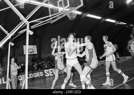 Partita di basket, Whizgle Dutch News: Immagini storiche pensate per il futuro. Esplora il passato dei Paesi Bassi con prospettive moderne attraverso le immagini delle agenzie olandesi. Colmare gli eventi di ieri con gli approfondimenti di domani. Intraprendi un viaggio senza tempo con storie che plasmano il nostro futuro. Foto Stock