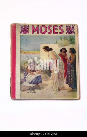 Copertina dell'Antico libro Mosè Bible Stories raccontata da Catharine Shaw con l'illustrazione del ritrovamento di Mosè da parte della figlia del faraone Foto Stock