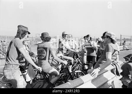 Gare ciclistiche Damiate press, Haarlems Dagblad ecc. e IJmuider Courant e Koeri, Cycling, 28-07-1975, Whizgle Dutch News: Immagini storiche su misura per il futuro. Esplora il passato dei Paesi Bassi con prospettive moderne attraverso le immagini delle agenzie olandesi. Colmare gli eventi di ieri con gli approfondimenti di domani. Intraprendi un viaggio senza tempo con storie che plasmano il nostro futuro. Foto Stock