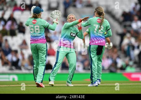 Londra, Inghilterra. 8 agosto 2024. Ryana MacDonald-Gay celebra il wicket di Maia Bouchier durante la Hundred Fighting tra le donne ovali Invincibles e le donne coraggiose del Sud al Kia Oval di Londra. Kyle Andrews/Alamy Live News. Foto Stock