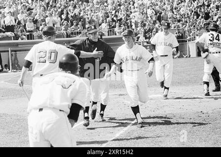 Baseball Paesi Bassi - Detroit ITM, 27-06-1971, Whizgle Dutch News: Immagini storiche su misura per il futuro. Esplora il passato dei Paesi Bassi con prospettive moderne attraverso le immagini delle agenzie olandesi. Colmare gli eventi di ieri con gli approfondimenti di domani. Intraprendi un viaggio senza tempo con storie che plasmano il nostro futuro. Foto Stock