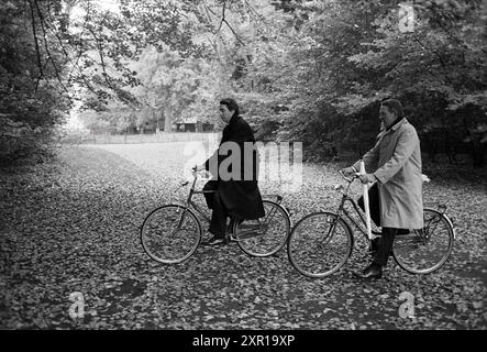 Ministro Nijpels nella Haarlemmerhout, ministero, Haarlem, Haarlemmerhout, Paesi Bassi, 26-10-1989, Whizgle Dutch News: immagini storiche su misura per il futuro. Esplora il passato dei Paesi Bassi con prospettive moderne attraverso le immagini delle agenzie olandesi. Colmare gli eventi di ieri con gli approfondimenti di domani. Intraprendi un viaggio senza tempo con storie che plasmano il nostro futuro. Foto Stock