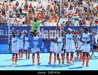 Colombes, Francia. 8 agosto 2024. Il Team India celebra la vittoria nella partita di bronzo maschile tra India e Spagna ai Giochi Olimpici di Parigi 2024 a Colombes, Francia, 8 agosto 2024. Crediti: Ren Pengfei/Xinhua/Alamy Live News Foto Stock