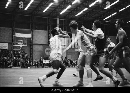 Partita di basket, Whizgle Dutch News: Immagini storiche pensate per il futuro. Esplora il passato dei Paesi Bassi con prospettive moderne attraverso le immagini delle agenzie olandesi. Colmare gli eventi di ieri con gli approfondimenti di domani. Intraprendi un viaggio senza tempo con storie che plasmano il nostro futuro. Foto Stock