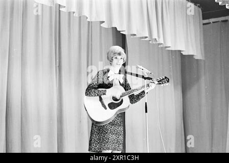 Ria Valk con chitarra Andre Meurs, Cabaret, 13-04-1966, Whizgle Dutch News: Immagini storiche su misura per il futuro. Esplora il passato dei Paesi Bassi con prospettive moderne attraverso le immagini delle agenzie olandesi. Colmare gli eventi di ieri con gli approfondimenti di domani. Intraprendi un viaggio senza tempo con storie che plasmano il nostro futuro. Foto Stock