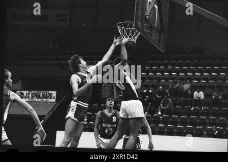 Partita di basket, Whizgle Dutch News: Immagini storiche pensate per il futuro. Esplora il passato dei Paesi Bassi con prospettive moderne attraverso le immagini delle agenzie olandesi. Colmare gli eventi di ieri con gli approfondimenti di domani. Intraprendi un viaggio senza tempo con storie che plasmano il nostro futuro. Foto Stock