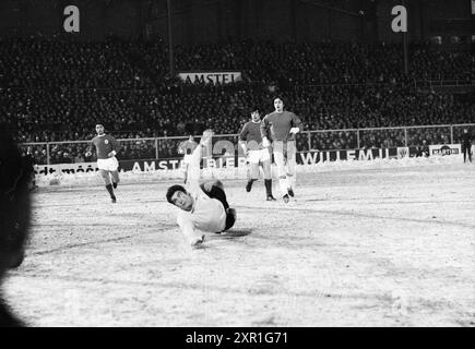 AJAX - Benfica, Football Ajax, 12-02-1969, Whizgle Dutch News: Immagini storiche su misura per il futuro. Esplora il passato dei Paesi Bassi con prospettive moderne attraverso le immagini delle agenzie olandesi. Colmare gli eventi di ieri con gli approfondimenti di domani. Intraprendi un viaggio senza tempo con storie che plasmano il nostro futuro. Foto Stock
