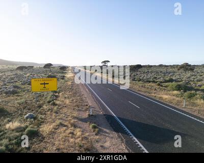 Autostrada uno in avvicinamento a una pista di atterraggio di emergenza per il Royal Flying Doctor Service. Foto Stock