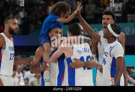 Parigi, Francia. 8 agosto 2024. La Francia celebra la vittoria 73-69 contro la Germania nella semifinale maschile di basket alle Olimpiadi di Parigi 2024 alla Bercy Arena di Parigi, Francia, giovedì 8 agosto 2024. Foto di Richard Ellis/UPI credito: UPI/Alamy Live News Foto Stock