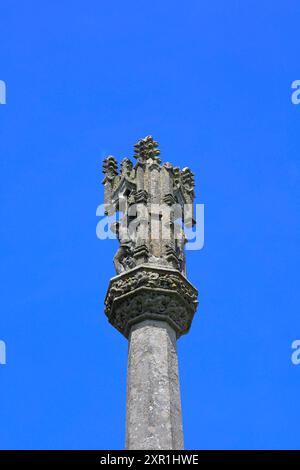 Sezione superiore della croce di predicazione contro il cielo blu, chiesa di St Illtud, Llantwit Major, Galles del Sud. REGNO UNITO. Presa agosto 2024. Estate Foto Stock