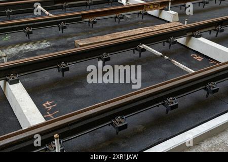 Cuscinetto pneumatico in un cantiere di binari del tram in una strada europea. Realizzati con gomma riciclata di vecchi pneumatici. Foto Stock