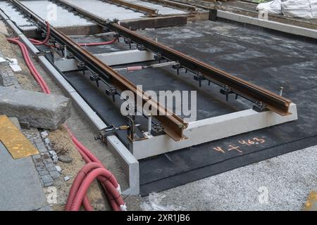 Cuscinetto pneumatico in un cantiere di binari del tram in una strada europea. Realizzati con gomma riciclata di vecchi pneumatici. Foto Stock