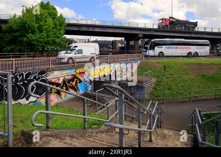 Colorati graffiti e traffico alla rotatoria e cavalcavia dello svincolo di Gabalfa, Cardiff, Galles del Sud. Foto Stock