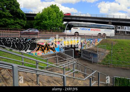 Colorati graffiti e traffico alla rotatoria e cavalcavia dello svincolo di Gabalfa, Cardiff, Galles del Sud. Foto Stock