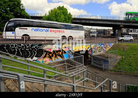 Colorati graffiti e traffico alla rotatoria e cavalcavia dello svincolo di Gabalfa, Cardiff, Galles del Sud. Foto Stock