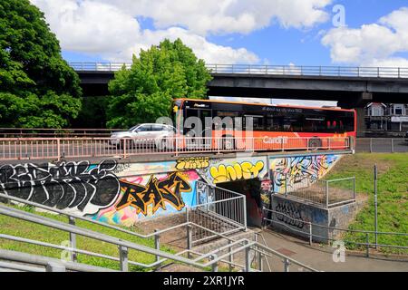 Graffiti colorati e autobus Gabalfa Cardiff alla rotatoria e cavalcavia di Gabalfa Interchange, Cardiff, Galles del Sud. Foto Stock