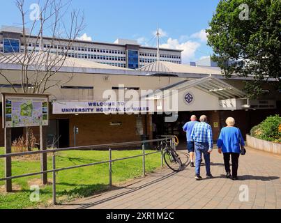 Ingresso principale, University Hospital of Wales, Heath Hospital, Cardiff e vale University Health Board. Presa agosto 2024 Foto Stock