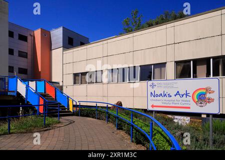 Edifici colorati. Ospedale pediatrico, ospedale universitario del Galles, ospedale Heath, Cardiff e vale University Health Board. Ripresa nell'agosto 2024 Foto Stock