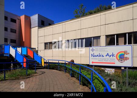 Edifici colorati. Ospedale pediatrico, ospedale universitario del Galles, ospedale Heath, Cardiff e vale University Health Board. Ripresa nell'agosto 2024 Foto Stock