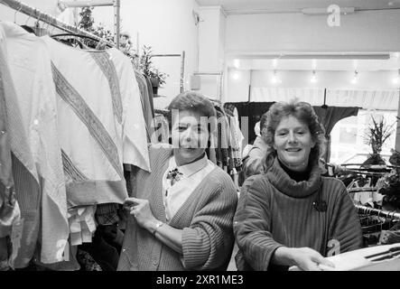 2 Ladies of Portobello Road, negozio di abbigliamento di seconda mano, negozi e edicole, 09-10-1987, Whizgle Dutch News: Immagini storiche su misura per il futuro. Esplora il passato dei Paesi Bassi con prospettive moderne attraverso le immagini delle agenzie olandesi. Colmare gli eventi di ieri con gli approfondimenti di domani. Intraprendi un viaggio senza tempo con storie che plasmano il nostro futuro. Foto Stock