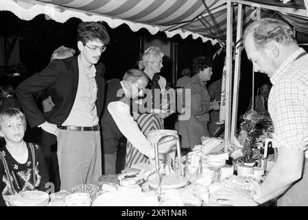 Festa per il 25° anniversario fa. Abraham Kef, commerciante di formaggi, fromagerie, Amsterdam, Paesi Bassi, 31-10-1980, Whizgle Dutch News: immagini storiche su misura per il futuro. Esplora il passato dei Paesi Bassi con prospettive moderne attraverso le immagini delle agenzie olandesi. Colmare gli eventi di ieri con gli approfondimenti di domani. Intraprendi un viaggio senza tempo con storie che plasmano il nostro futuro. Foto Stock