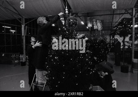 Decorazione di un albero di Natale da parte del sindaco della regione e ritratto di Mr. Kooy dal centro giardino, alberi di Natale e di Natale, giardini e parchi, 09-12-1985, Whizgle Dutch News: Immagini storiche su misura per il futuro. Esplora il passato dei Paesi Bassi con prospettive moderne attraverso le immagini delle agenzie olandesi. Colmare gli eventi di ieri con gli approfondimenti di domani. Intraprendi un viaggio senza tempo con storie che plasmano il nostro futuro. Foto Stock